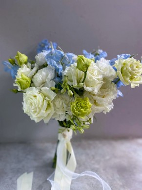 Свадебный букет из дельфиниума и эустомы