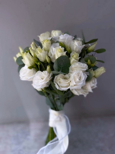 Свадебный букет из эустомы и эвкалипта