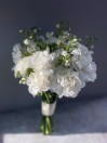 Свадебный букет с гвоздиками и маттиолой