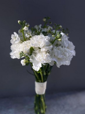 Свадебный букет с гвоздиками и маттиолой