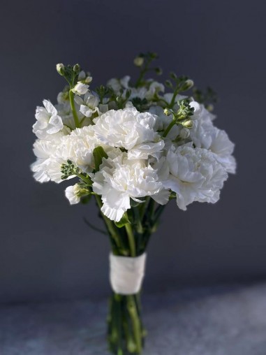 Свадебный букет с гвоздиками и маттиолой