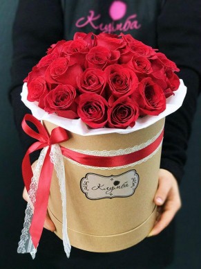 Букет из 25 красных роз в шляпной коробке