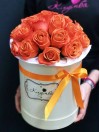 Букет из 25 оранжевых роз в шляпной коробке