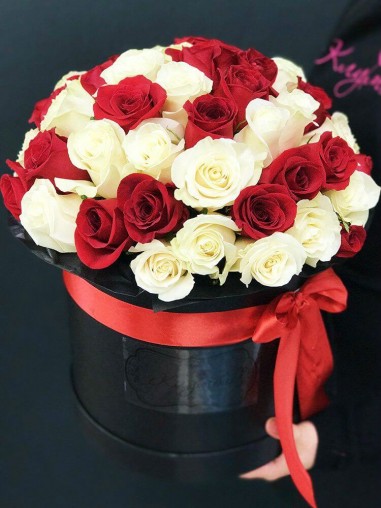 Букет из 51 красно-белой розы в шляпной коробке