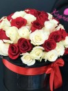 Букет из 51 красно-белой розы в шляпной коробке