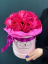 Букет из роз в малой шляпной коробке