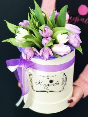 Тюльпаны в шляпной коробке