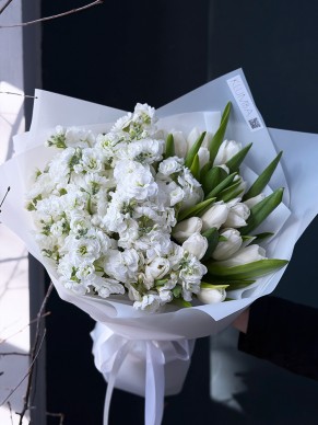 Дуо-букет из белой маттиолы и тюльпанов 