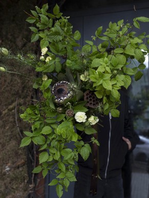 Букет из веток малины и протеи 