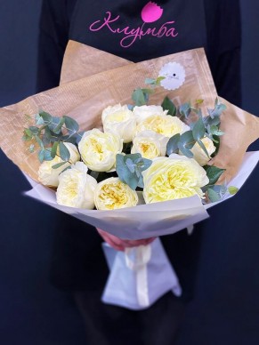 Букет из 11 белых пионовидных роз сорта Leonora
