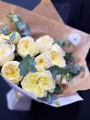 Букет из 11 белых пионовидных роз сорта Leonora
