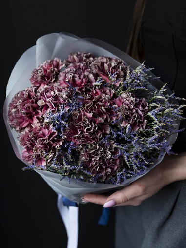 Букет с гвоздикой и лимониумом 