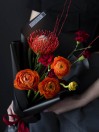 Букет с лютиками и гвоздикой 