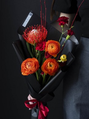 Букет с лютиками и гвоздикой 