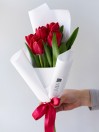 5 тюльпанов в белом оформлении