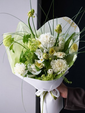 Букет из диантусов и нарциссов