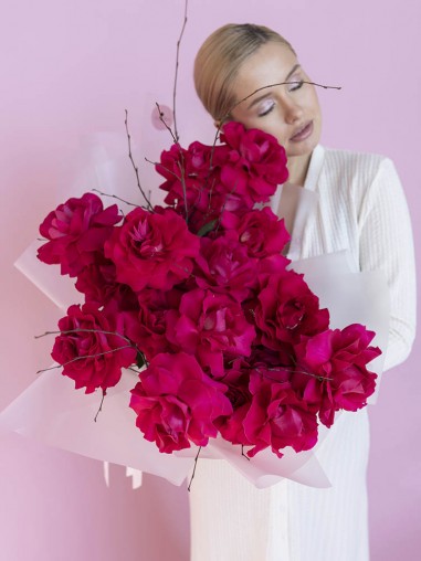 Букет из французских роз и веточек березы 