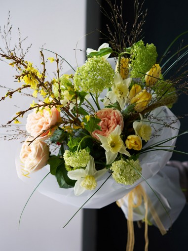 Букет из нарциссов и пионовидных роз