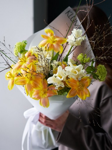 Букет из тюльпанов и вибурнума