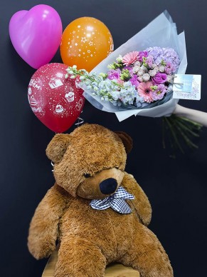 Букет с цветами + медведь с шариками
