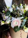 Букет в шляпной коробке с лютиками и эустомой