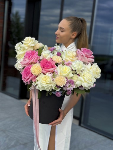 Букет в шляпной коробке с французскими розами