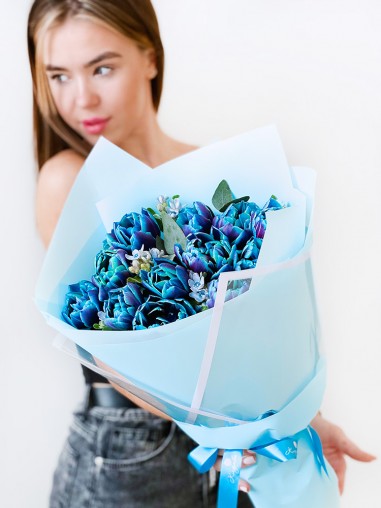 Букет 15 крашенных тюльпанов с зеленью