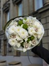 Букет из 9 белых орхидей и зеленых хризантем