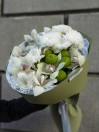 Букет из 9 белых орхидей и зеленых хризантем