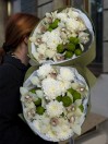 Букет из 9 белых орхидей и зеленых хризантем