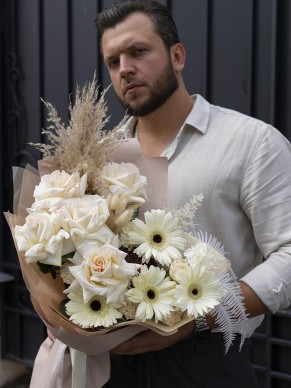 Дуо-букет вывернутых роз и белых гербер