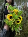 Букет с подсолнухами и летними цветами
