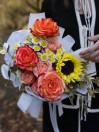 Букет с подсолнухом и розами