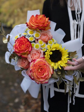 Букет с подсолнухом и розами