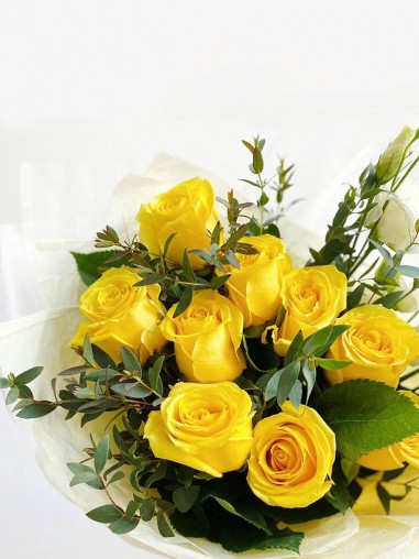 Букет 9 жёлтых роз с эустомой и зеленью
