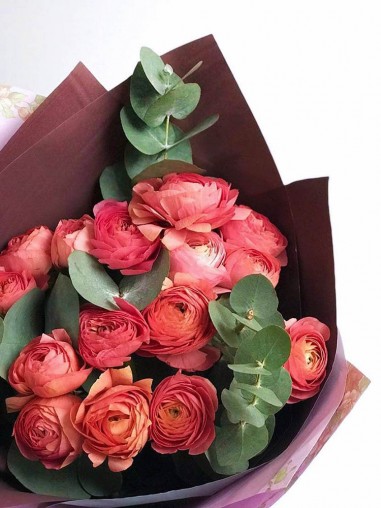 Букет коралловых ранункулюсов