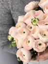 Букет 15 нежных ранункулюсов