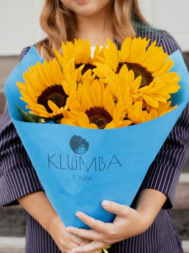 Букет 5 подсолнухов в крафте