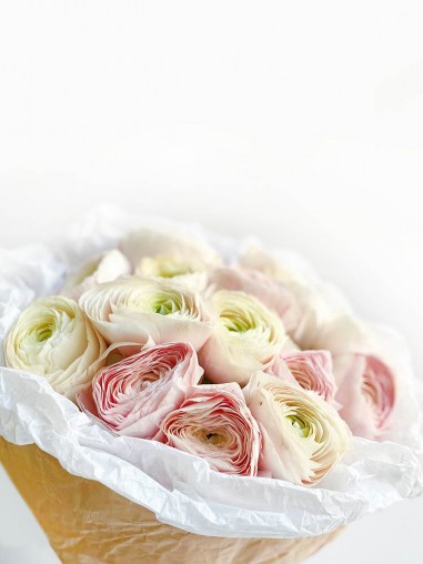 Моно из 15 нежных лютиков