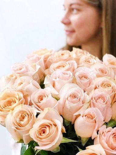 25 элитных кремовых роз в ленте