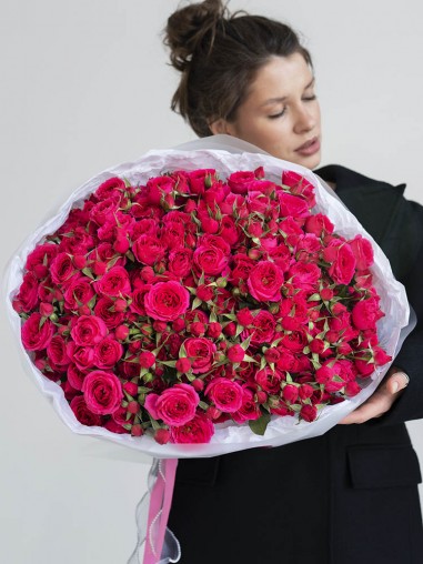 Букет 25 малиновых кустовых роз