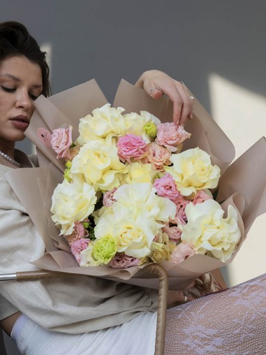 Букет из Французских роз и кружевной эустомы