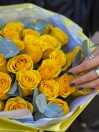 25 элитных жёлтых роз с эвкалиптом