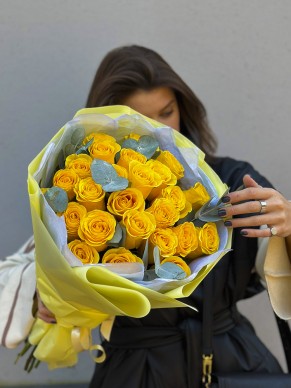 25 элитных жёлтых роз с эвкалиптом