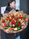 Букет 101 тюльпан микс в крафте