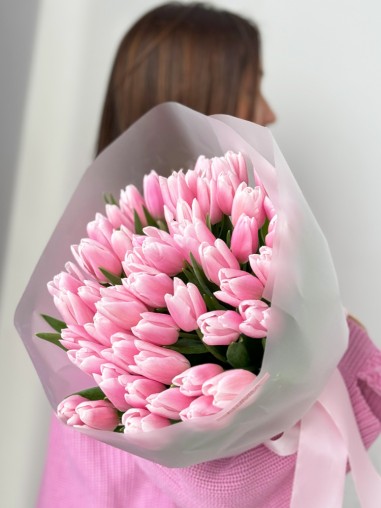 Моно из тюльпанов в матовом оформлении