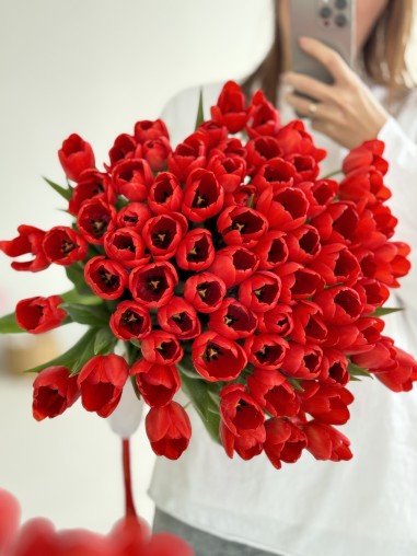 Букет из 51 красного тюльпана