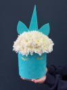 Бархатный единорог с хризантемой в шляпной коробке