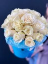 Букет из 25 белых роз в шляпной коробке