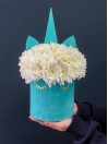 Бархатный единорог с хризантемой в шляпной коробке